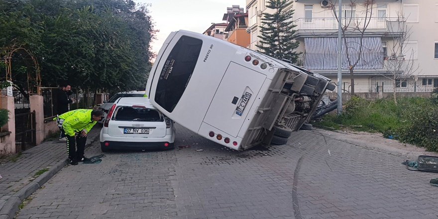 Manavgat’ta zincirleme kaza: Otobüs araçların üstüne devrildi