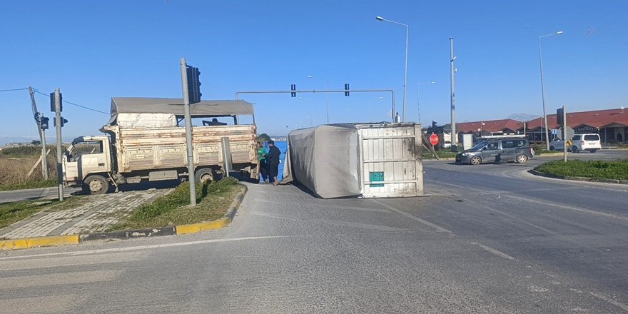 Manavgat’ta muz yüklü kamyonun kasası yola savruldu