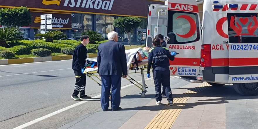 Manavgat’ta otomobil kaldırıma çarptı: 1 yaralı