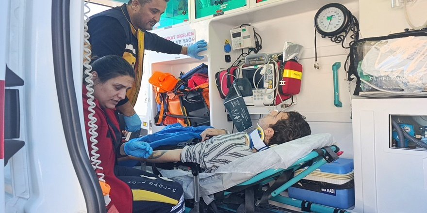 Manavgat’ta otomobille çarpışan motosikletli yaralandı