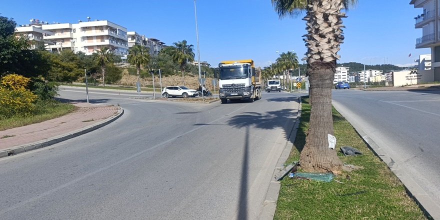 Manavgat’ta Kaza: Otomobil Palmiyeye Çarptı