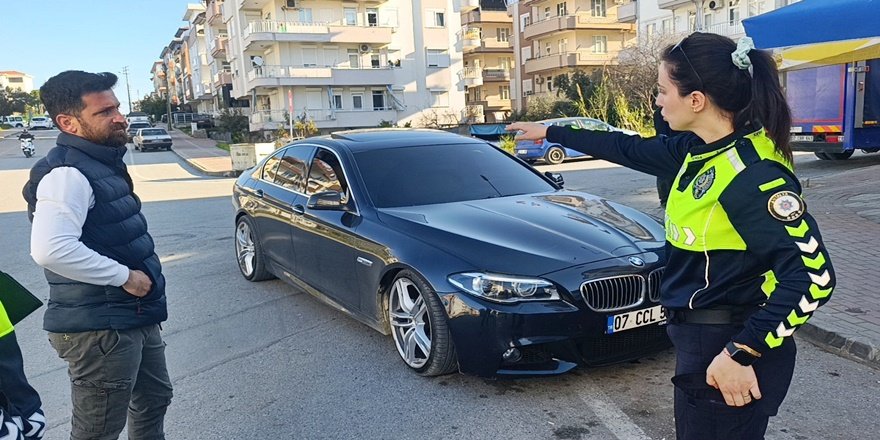 Manavgat’ta Park Halindeki Araca Çarpan Motosikletli Yaralandı