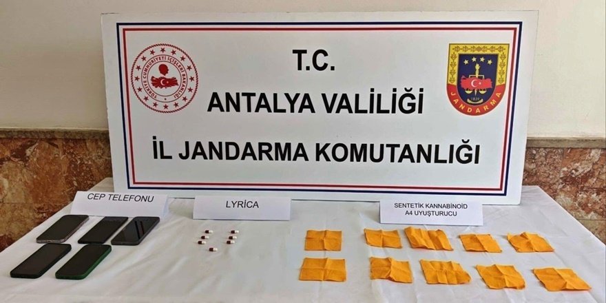 Elmalı’da Araçtan 4 Bin Doz Uyuşturucu Çıktı