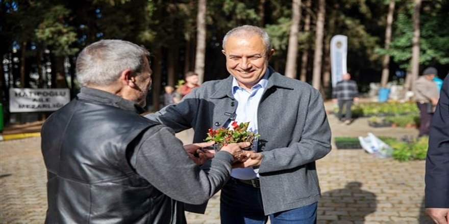Bayram Öncesi 67 Bin Çiçek Vatandaşlara