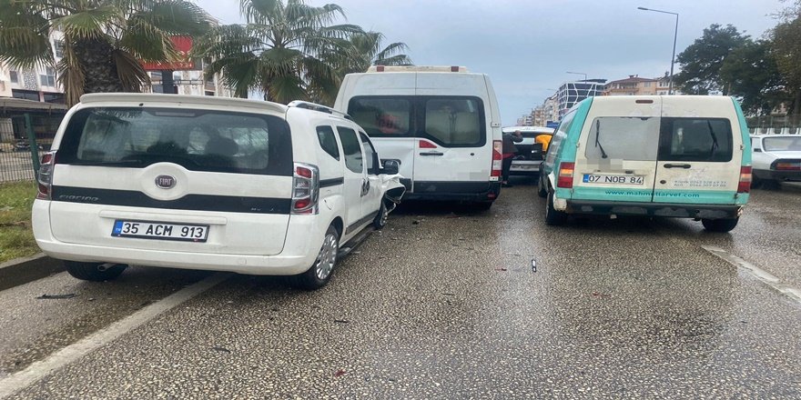 Serik’te zincirleme kaza: Yolcu araçta sıkıştı