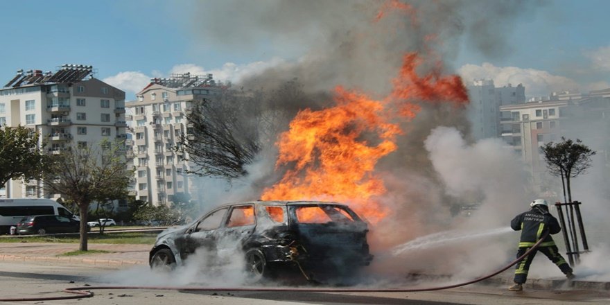 Alev alan araçtan kedisiyle son anda kurtuldu