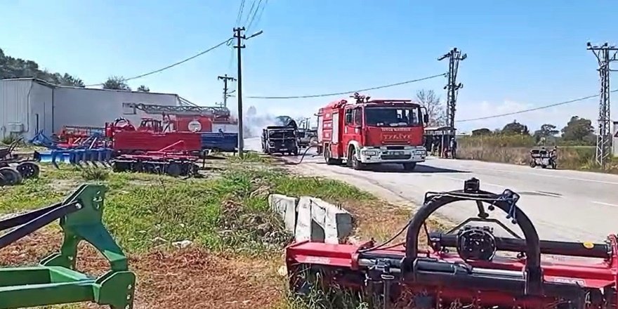 Serik’te seyir halindeki kamyonet alevlere teslim