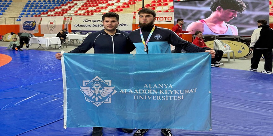 ALKÜ’lü güreşçi minderde destan yazdı
