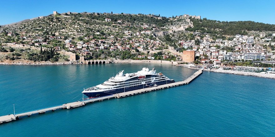 Alanya’ya Fransız kruvaziyerle turist akını