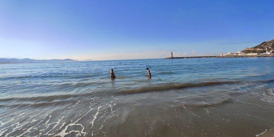 Alanya’da serin sabahın cesur yüzücüleri