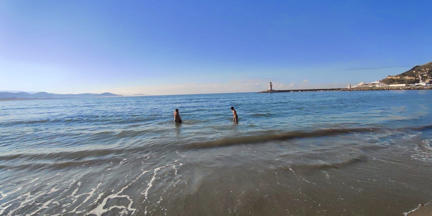 Alanya’da serin sabahın cesur yüzücüleri