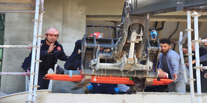 Antalya’da iskeleden düşen işçi vinçle kurtarıldı