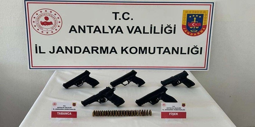 Antalya’da Araçta Silah Deposu! 5 Kişi Yakalandı