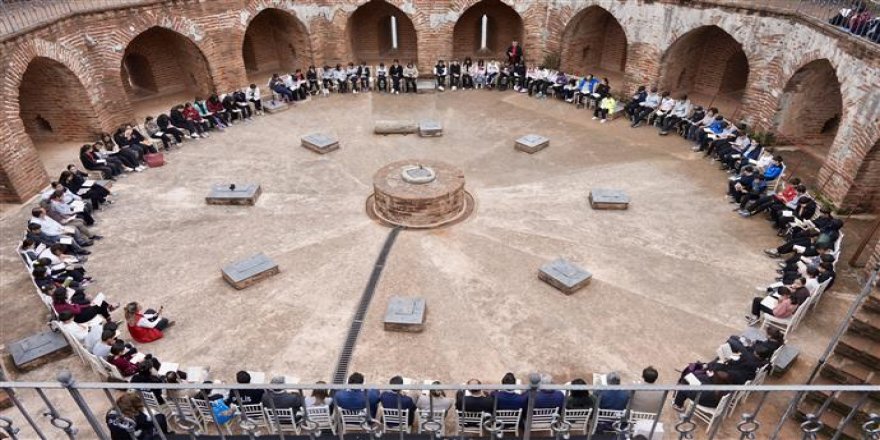 Kızılkule’de 800 Kişi Aynı Anda Kitap Okudu!