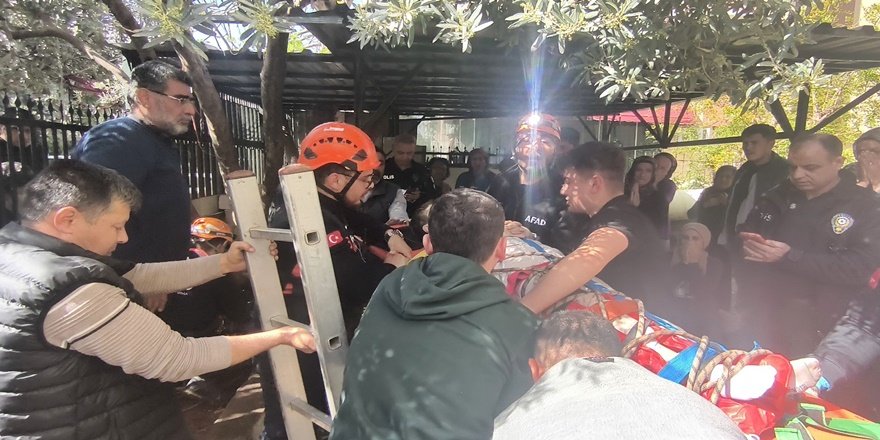 5 Metrelik Çukura Düştü! Anne Gözyaşlarına Boğuldu