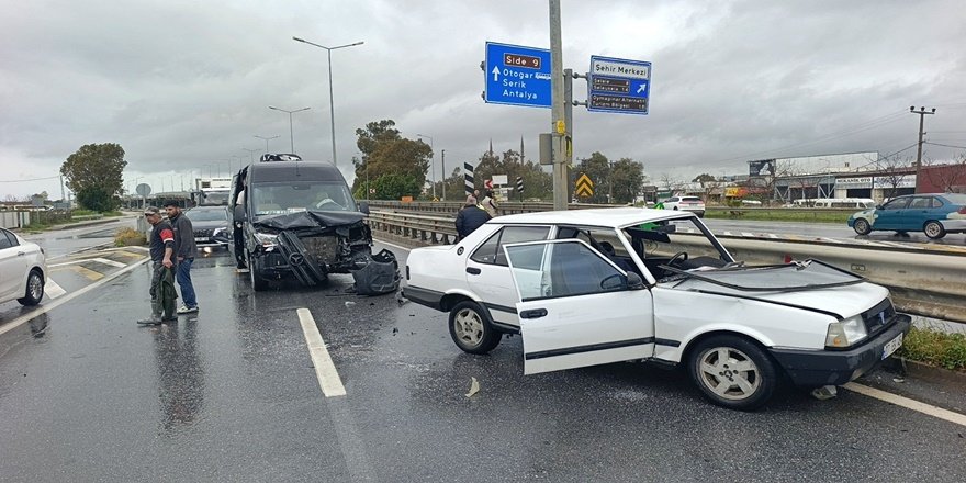 Ters yönde faciaya ramak kala: Kaza kamerada