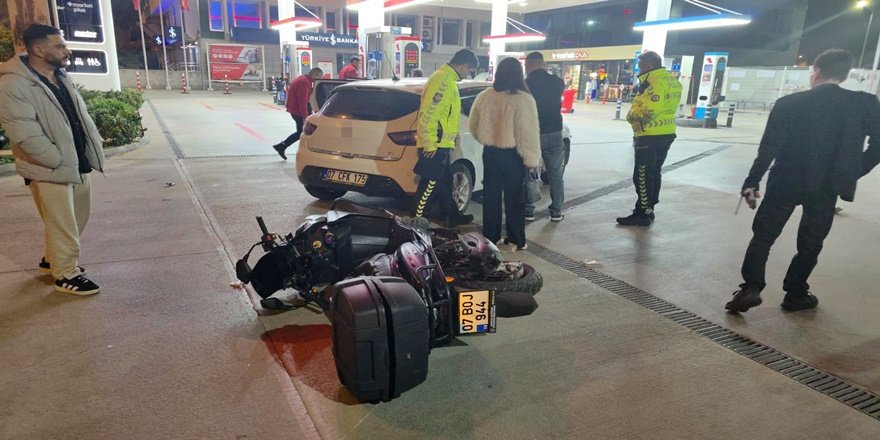 Muratpaşa’da otomobil motosiklete çarptı!