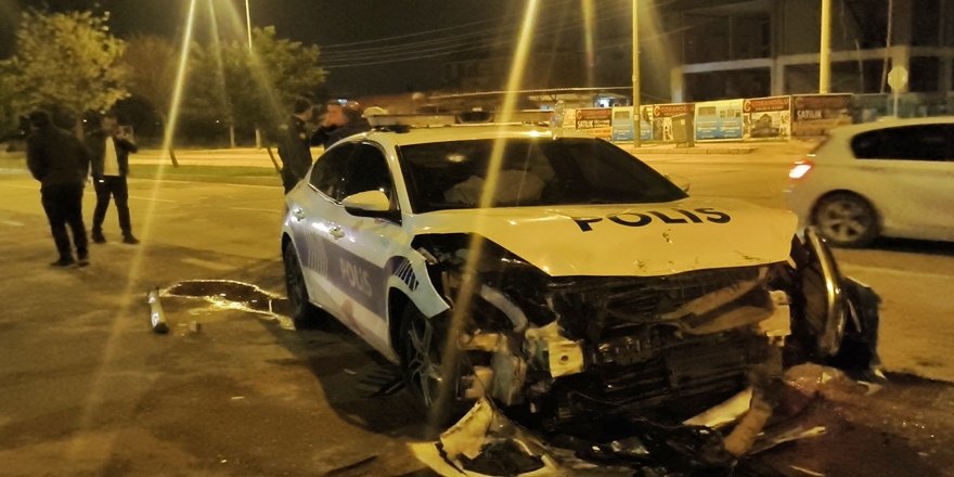 Polis Otosuna Çarptı, Patlak Lastikle Kaçtı!