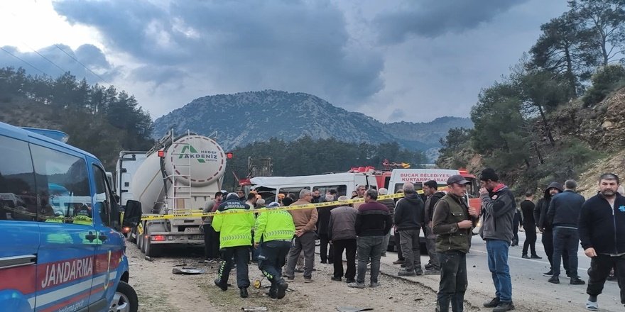 Antalya-Isparta yolunda facia: 7 ölü, 7 yaralı