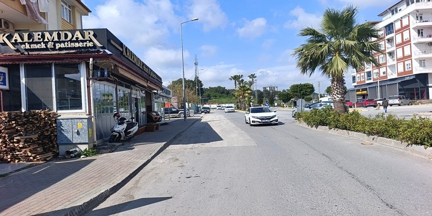 Açılan kapı faciaya yol açtı: Sürücü savruldu