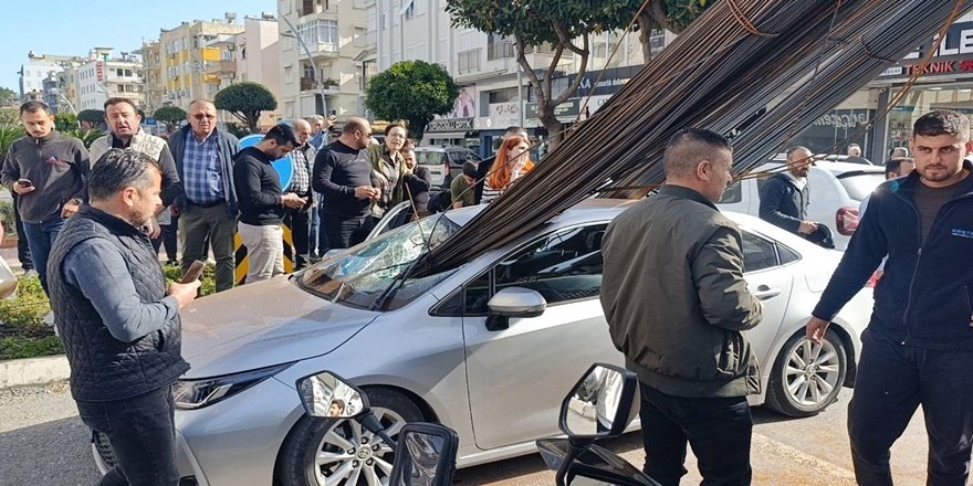 Manavgat’ta demirler araca saplandı: facia ucuz atlatıldı