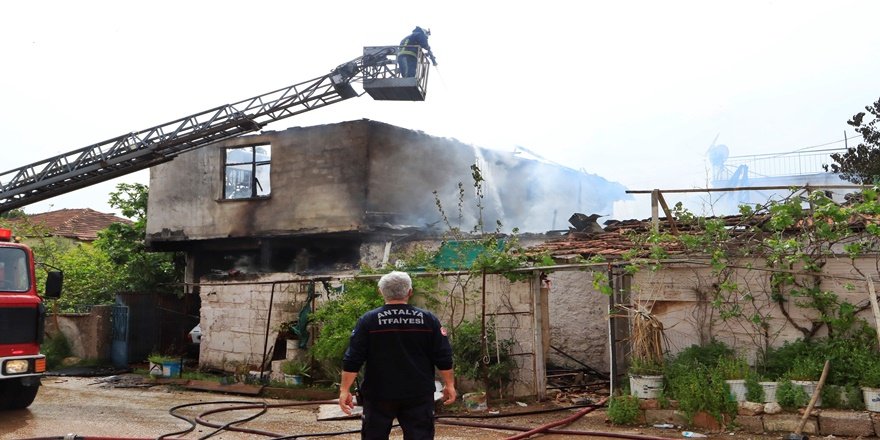 Kepez’de yangın paniği: 2 çocuk son anda kurtarıldı