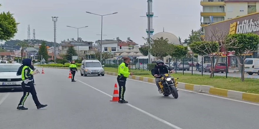 Polise motosiklet sürdü, uygulama noktasından kaçtı