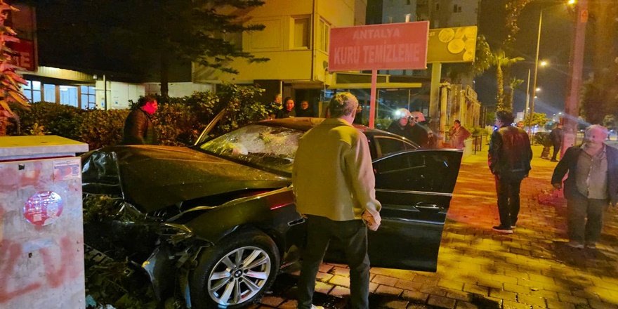 Antalya’da lüks otomobil duvara çarptı: 1 ölü