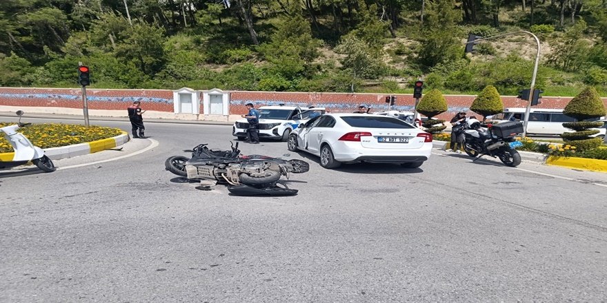 Manavgat’ta Kaza: 2 Genç Yaralandı