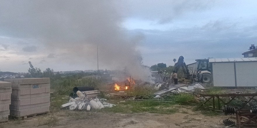 Manavgat’ta şantiyede konteyner yangını