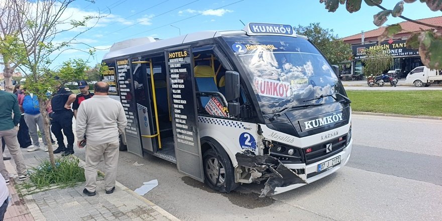 Antalya’da Minibüs Zincirleme Kazaya Neden Oldu: 4 Yaralı