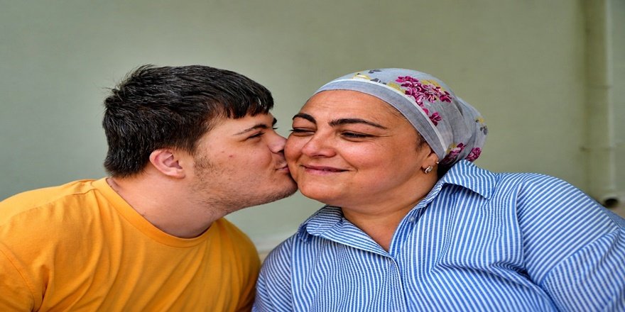 18 Yıldır Oğlunun Elini Bir An Bırakmadı