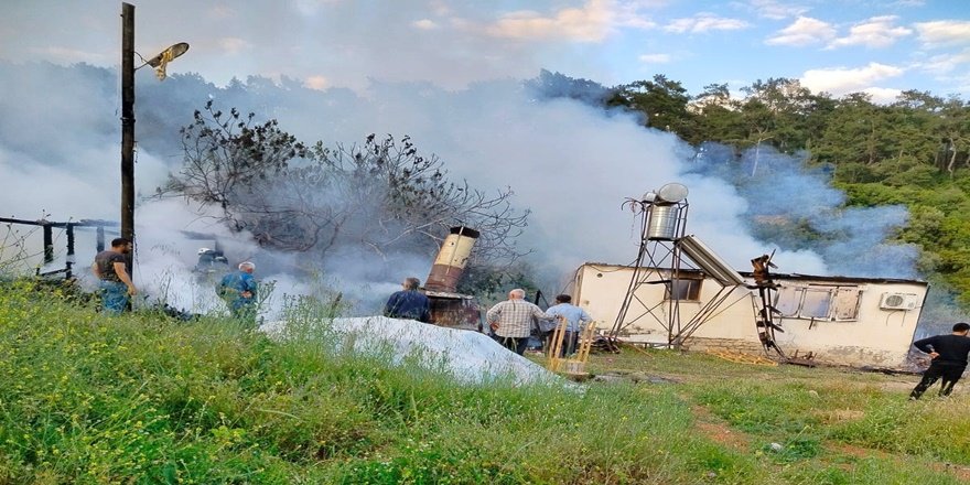 Kumluca’da yaşlı çiftin evi alevlere teslim oldu