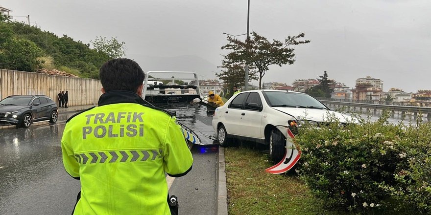 Alanya’da kontrolden çıkan otomobil refüje çıktı