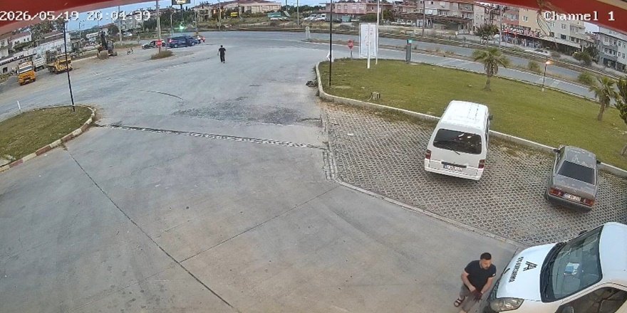 Kavşakta motosiklet otomobile çarptı: 2 yaralı