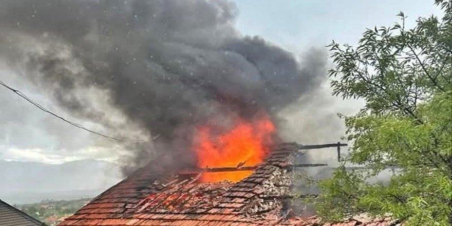 110 Yıllık Düğmeli Ev Alevlere Teslim Oldu