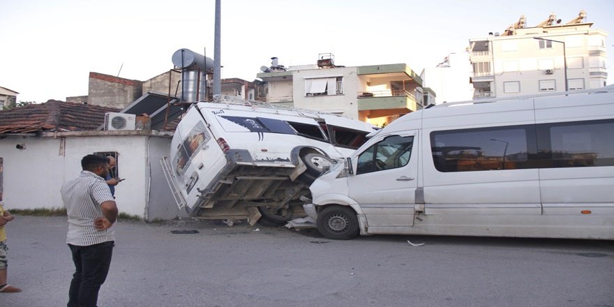 Serik’te işçi servisleri çarpıştı: 5 yaralı