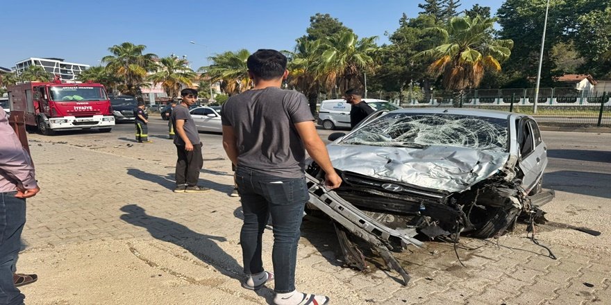Serik’te otomobil bariyerlere çarptı: 1 yaralı