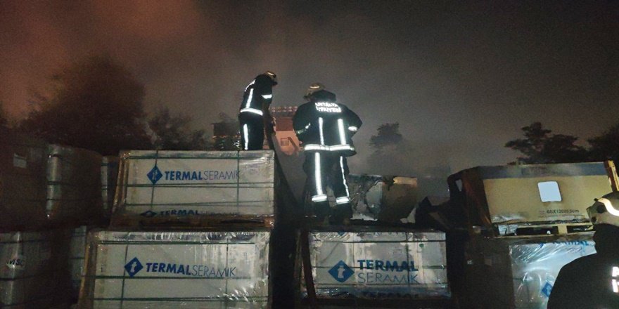 Muratpaşa’da Seramik Dükkanında Yangın Korkuttu