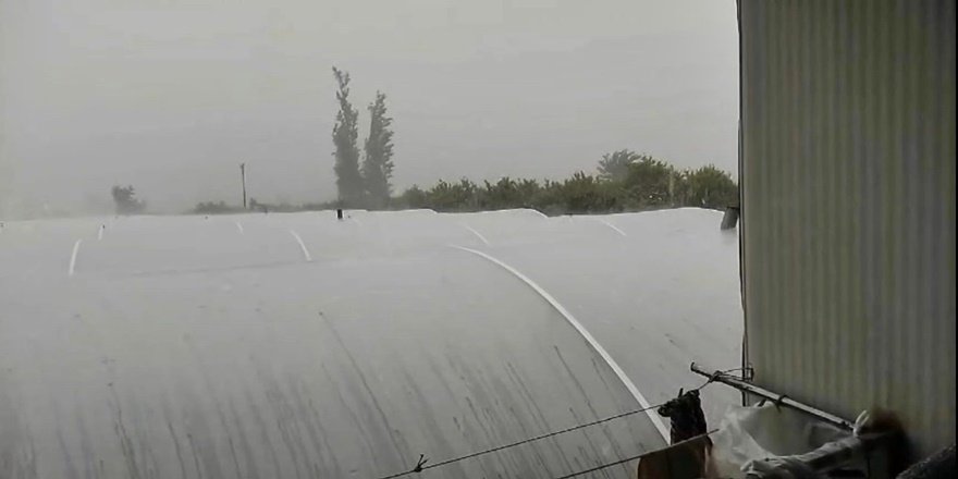 Kumluca’da Dolu Sürprizi: Seralar Zarar Gördü