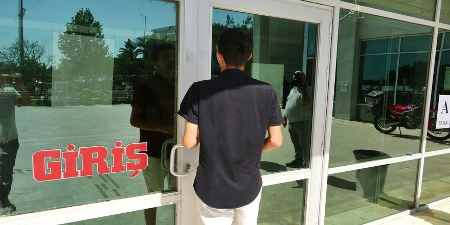 YKS Kapısında Dram: Saniyelerle Hayalini Kaçırdı