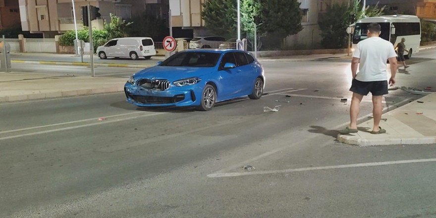 Manavgat’ta İki Otomobil Çarpıştı: Şans Eseri Yaralanan Yok