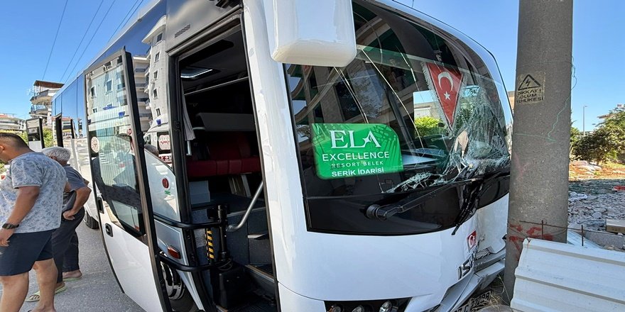 Direksiyon Başında Fenalaştı, Midibüs Direğe Çarptı