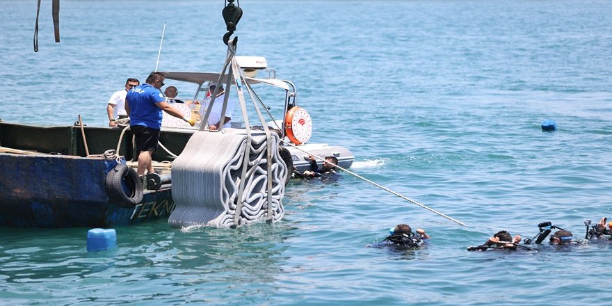 Antalya’da 3D yazıcıyla üretilen resifler denize bırakıldı