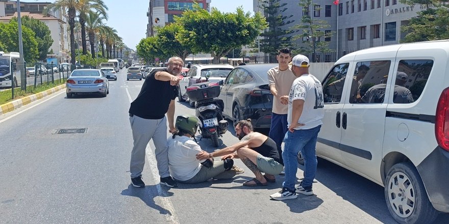 Adliye önünde motosiklet ile elektrikli araç çarpıştı
