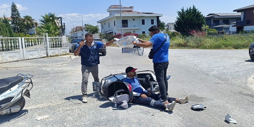Yaralı mesai arkadaşlarını güneşlik ile korudular