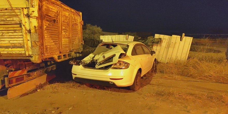 Manavgat’ta Otomobil Park Halindeki Kamyona Çarptı