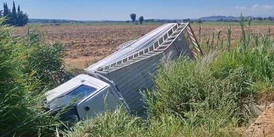 Manavgat'ta kamyonet sulama kanalına uçtu