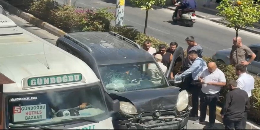 Yayaya duran minibüse çarptı: Kaza kamerada