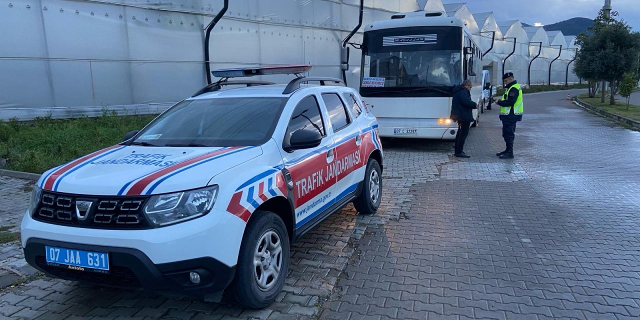 Alanya’da Jandarma 17 aracı trafikten men etti